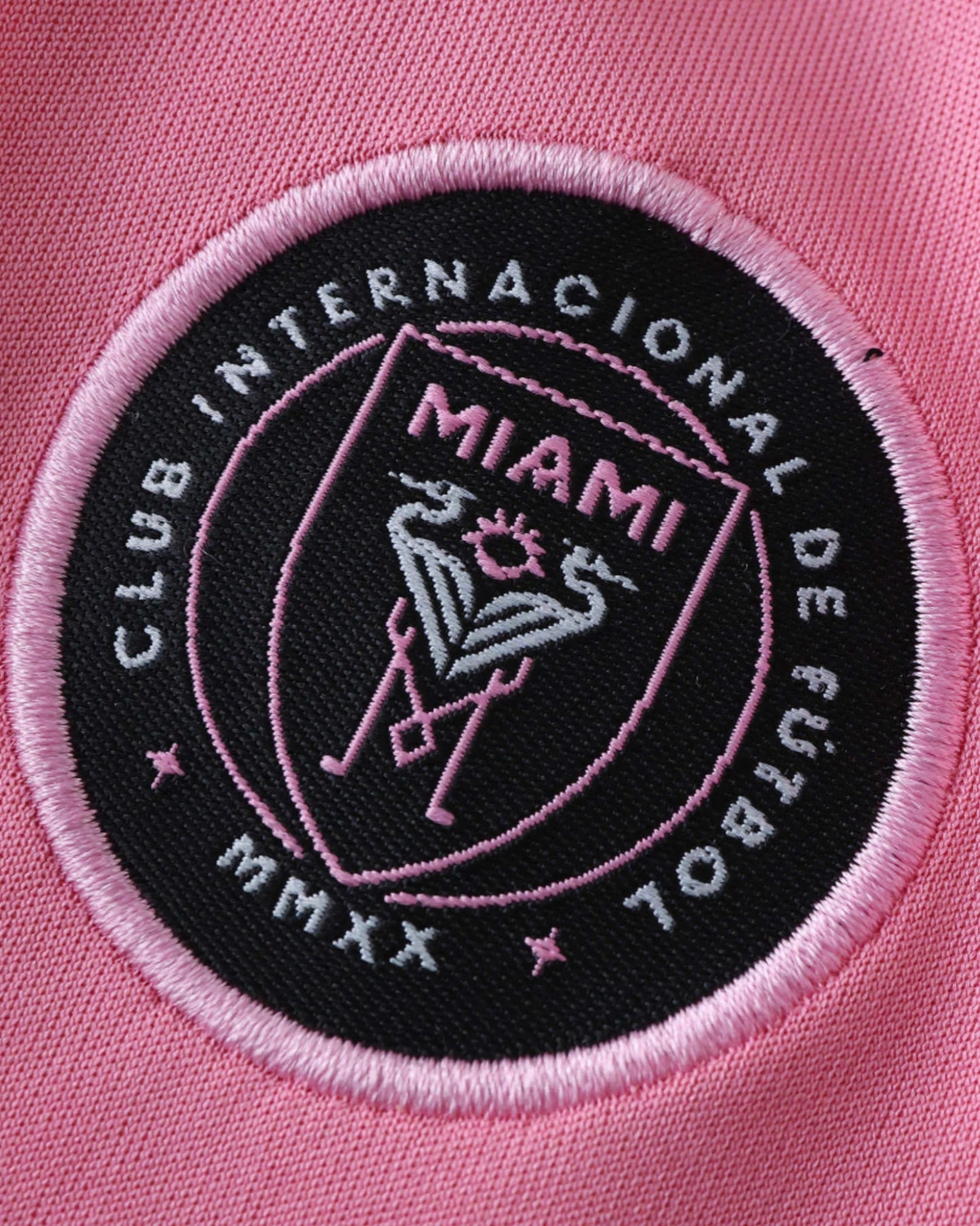 Inter Miami home kids football jersey 2025/26 detail of Inter Miami CF crest patch on pink shirt