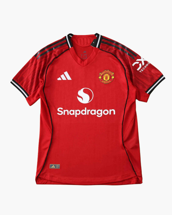 Red Manchester United 2025/26 home football jersey with Snapdragon sponsor.