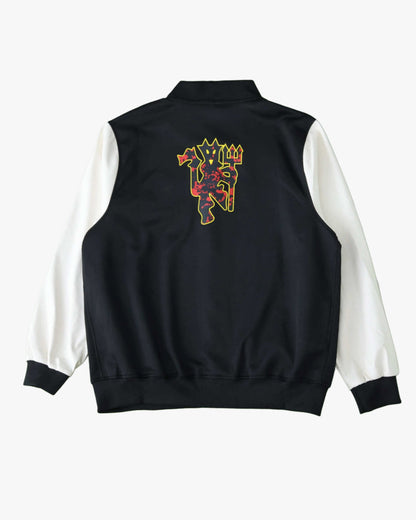 MANCHESTER UNITED x VARSITY WINDBREAKER 2025/26 - Footxo